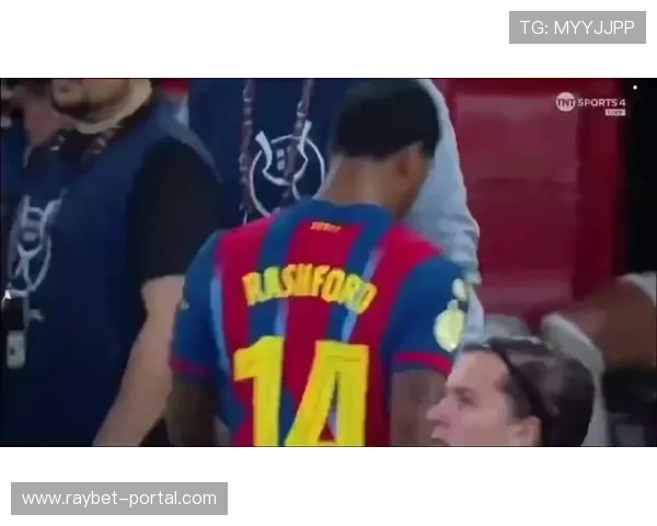 终场哨响，瓦伦西亚球员贝尔特朗跪地掩面